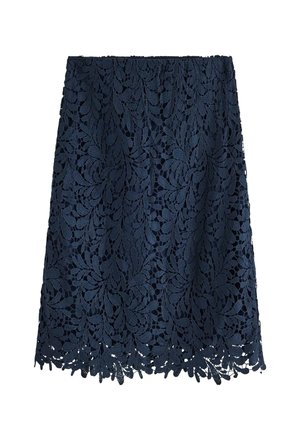 Marineblå blondekjole med blomstertrykmønster, featuring en scalloped kant og tekstureret stof. Elastisk bælt for fleksibel pasform.