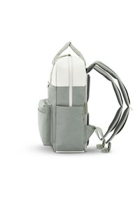 Zaino in tessuto grigio con dettagli bianchi, due tasche laterali, spallacci imbottiti e chiusura con zip sulla parte superiore. Superficie testurizzata con dettagli di cucitura.