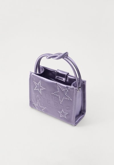 Bolso tote de satén púrpura con acentos de estrellas, texto en relieve y dos asas. Presenta una forma estructurada y una textura suave.