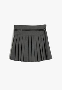 Falda gris plisada con cinturilla y cinturón de acento negro, con una tela texturizada y un dobladillo recto.