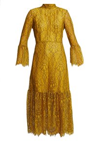 Vestido amarillo de encaje con cuello alto, mangas largas acampanadas y dobladillo con volantes en capas. Presenta patrones florales intrincados y una textura semitransparente.