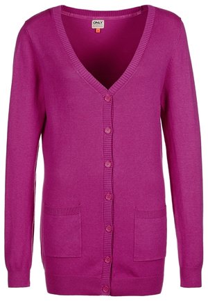 Długi różowy kardigan z dekoltem w serek, siedmioma guzikami z przodu oraz dwoma przednimi kieszeniami.