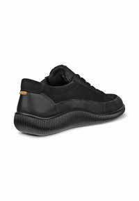 Sneaker nera con un design elegante, realizzata in materiali in pelle e tessuto, con punta tondeggiante, suola in gomma testurizzata e un piccolo accento marrone sul tallone.