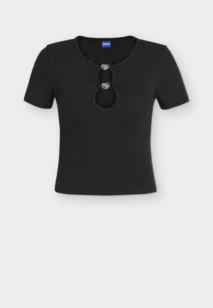 Haut court noir côtelé à manches courtes avec un col rond, découpes en forme de serrure fermées par deux fermoirs argentés en forme de cœur.