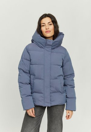 Gepolsterte Jacke in einem gedämpften Blau mit hohem Kragen, Seitentaschen und glatter Textur, ausgestattet mit einem Frontreißverschluss und minimalistischem Design.