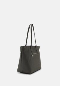Borsa tote verde in ecopelle con due lunghe maniglie, tasca frontale con zip, forma angolare e superficie testurizzata.