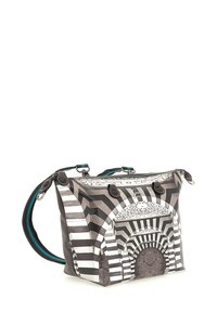 Sac d'épaule rayé noir et blanc avec une surface texturée, présentant des motifs graphiques et une sangle bleue ajustable. Fermeture éclair sur le dessus.