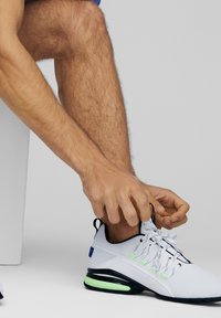 Puma AXELION REFRESH - Bėgimo batai plentui - white fizzy lime clyde royal