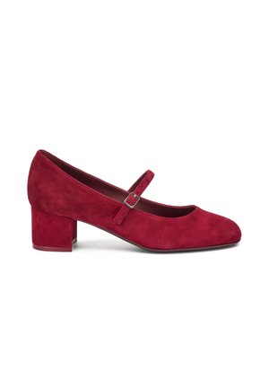 Scarpa Mary Jane in suede rosso con punta arrotondata e tacco quadrato. Presenta una singola fascia regolabile con fibbia in metallo.
