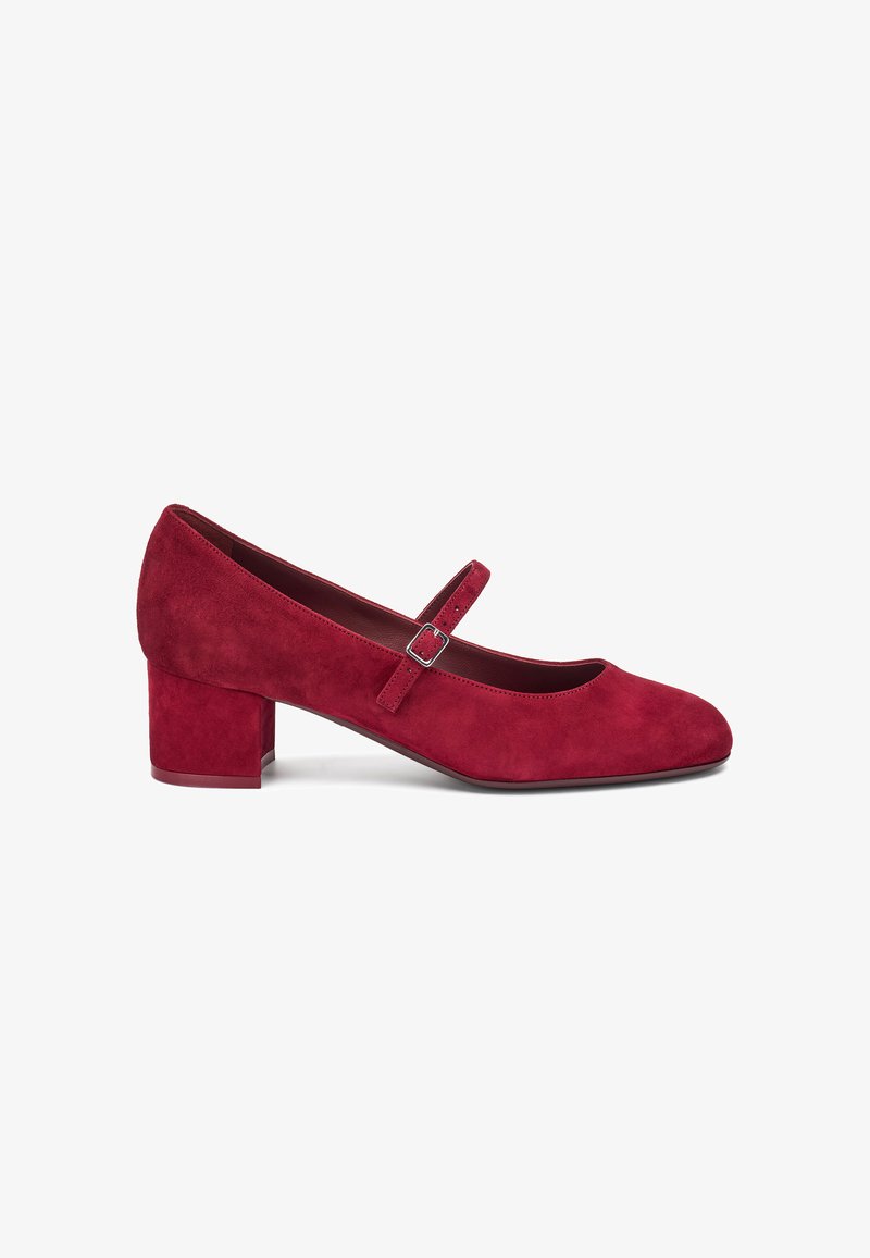 Chaussure Mary Jane en suède rouge avec un bout rond et un talon bloc. Dotée d'une seule sangle réglable avec une boucle en métal.