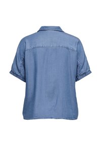 Chemise en denim bleu clair à manches courtes avec col, poignets élastiqués et détails de coutures visibles sur fond blanc.