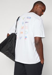 Under Armour Potiskana majica - white/racer red