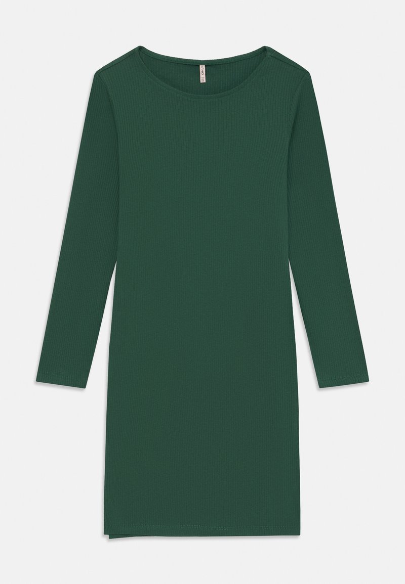 Mörkgrön, långärmad, ribbad stickad klänning med rund halsringning och rak fåll på vit bakgrund.