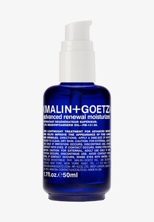 Blaues Glas-Pumpflasche mit weißem Deckel, beschriftet mit "Malin + Goetz Advanced Renewal Moisturizer", featuring schwarzen Text und ergonomischem Design.