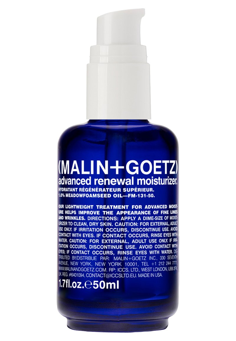 Blaues Glas-Pumpflasche mit weißem Deckel, beschriftet mit "Malin + Goetz Advanced Renewal Moisturizer", featuring schwarzen Text und ergonomischem Design.