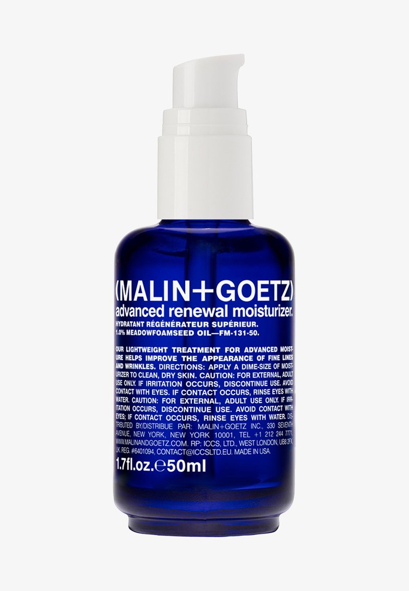 Blaues Glas-Pumpflasche mit weißem Deckel, beschriftet mit "Malin + Goetz Advanced Renewal Moisturizer", featuring schwarzen Text und ergonomischem Design.