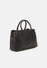 Svart läderväska med vävd design, med två handtag och dragkedjestängning. Slät textur med subtil glans och detaljer i guldton.