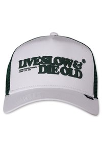 Fehér sapka zöld hálós hátsó résszel, az elején merész fekete felirattal: "LIVESLOW & DIE OLD". Ívelt karimával és varrási részletekkel.
