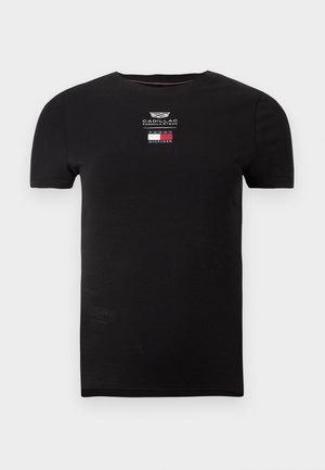 Fekete rövid ujjú póló, amelynek mellkasán középen Cadillac Forma 1 Csapat és Tommy Hilfiger logók találhatók.