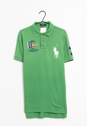 Groene polo met kraag, twee knopen, "P.R.L. Yacht Club" logo, witte polo speler emblem, marineblauw nummer "3" op de mouw, hangend aan een zwarte hanger.