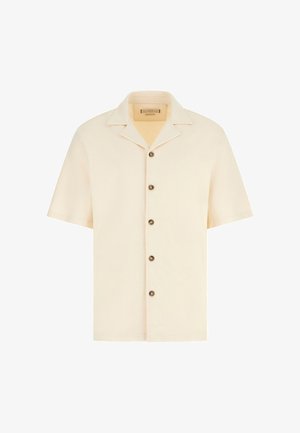 Cremefarbenes Kurzarmhemd mit einem Camper-Kragen und fünf dunklen Knöpfen auf der Vorderseite.