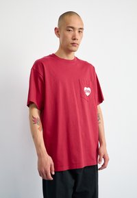 Carhartt WIP AMOUR POCKET - Triko s potiskem - tuscany/white