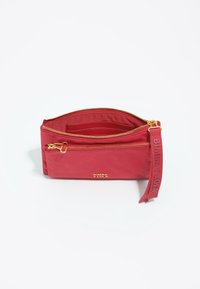 Pañuelo de cuero rojo con cremalleras doradas, que presenta una superficie texturizada y una correa desmontable. Incluye múltiples compartimentos interiores para una mejor organización.