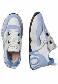 Sneaker bianchi e azzurri chiaro con un design massiccio, materiali in suede e mesh, chiusura con lacci e marchio in evidenza sulla suola.