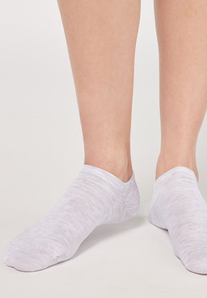 Lys grå lavskårne sokker lavet af et blødt, strækbart materiale, der har en subtil ribbet tekstur og ingen synlige mønstre eller accenter.