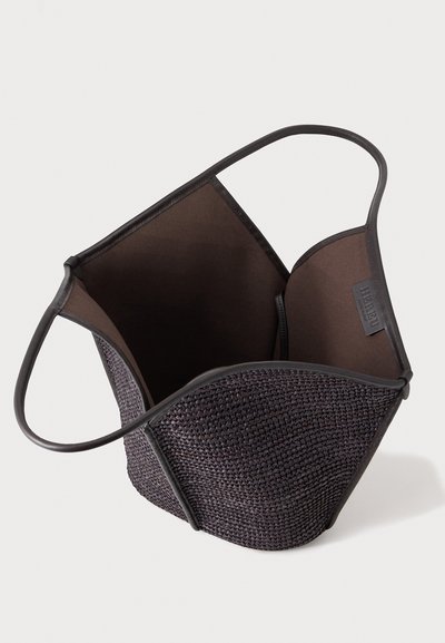 Sac panier tissé ouvert de couleur brun foncé avec des poignées fines et un intérieur en tissu lisse sur un fond clair.