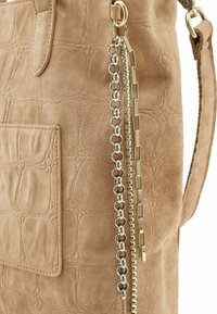 Beige handtas gemaakt van gestructureerd nepleer, met een zijvak en voorzien van gouden accenten en kettinkdetail.