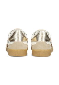 Zapatillas blancas y beige con acentos metálicos dorados, detalles de ante, suelas de goma y un acabado texturizado en la parte posterior.