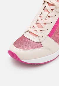 Sneaker con una toma sintetica beige, punta glitter rosa, linguetta in rete rosa chiaro, lacci color panna e suola in gomma rosa.