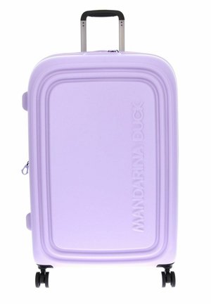 Valise rigide lavande avec quatre roulettes noires pivotantes et une poignée télescopique noire et argentée, marquage embossé à l'avant.