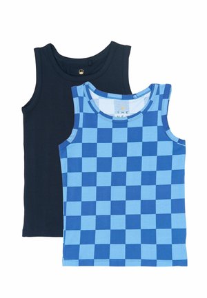 Două maieuri: unul albastru închis uni, celălalt bleu deschis cu un model de tablă de șah. Realizate dintr-un material moale, cu decolteu rotund și design fără mâneci.