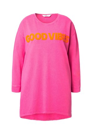 Roze lange mouw jurk met een ronde halslijn, voorzien van "GOOD VIBES" in vet oranje tekst over de borst. Zachte, gestructureerde stof.