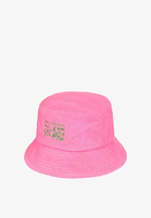 Różowy kapelusz bucket wykonany z teksturowanego materiału, z naszywką z logo z zielonymi akcentami i szerokim, lekko opuszczonym rondem.