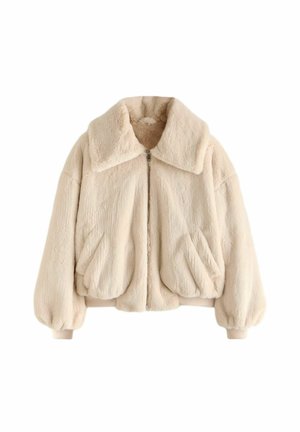 Beige faux fur bomberjakke med en stor krave, lynlås foran og elastiske manchetter og kant. Har to frontlommer og en blød tekstur.