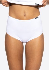 Mutande bianche in cotone a vita alta con una texture liscia e una cintura elasticizzata. Etichetta del marchio visibile sulla cintura. Senza motivi o dettagli.