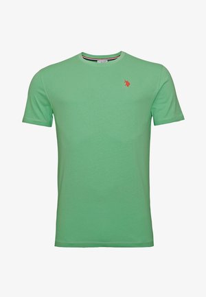 Grøn bomulds t-shirt med rund halsudskæring, korte ærmer og et lille rødt broderet logo på venstre bryst. Blød, glat tekstur.