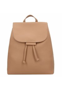 Sac à dos en cuir tan avec une texture lisse, fermeture à rabat arrondi, accents de cordon et une poignée supérieure. Design simple et fonctionnel.
