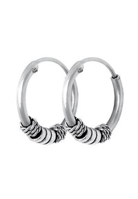Zilveren oorbellen in de vorm van gladde, ronde hoops met opgerolde accenten rond de basis, met een gepolijste afwerking en een lichtgewicht ontwerp.