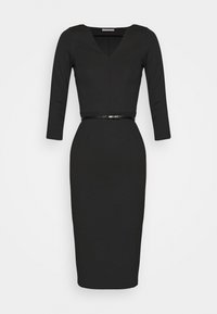 Robe noire cintrée avec un décolleté en V, des manches trois-quarts et une taille marquée. Présente une ceinture noire, une jupe au genou et une texture lisse.