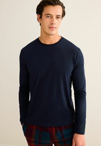 Next MOTIONFLEX COSY SET STANDARD - Set lenjerie de noapte - navy blue red check