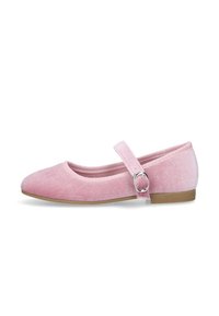 Zapato plano Mary Jane de terciopelo rosa con punta redondeada, correa con hebilla plateada y suela marrón claro sobre un fondo blanco.