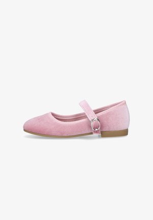 Zapato plano Mary Jane de terciopelo rosa con punta redondeada, correa con hebilla plateada y suela marrón claro sobre un fondo blanco.