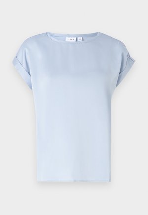 Haut à manches courtes bleu clair en tissu lisse. Présente un col rond et des poignets retroussés, avec une coupe décontractée.