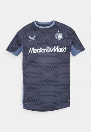 Dunkelblaues Fußballtrikot mit kurzen Ärmeln, das ein geometrisches Muster zeigt, Rundhalsausschnitt hat und mit dem Logo von "Media Markt" auf der Vorderseite versehen ist.