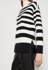 Marks & Spencer Trui - black
