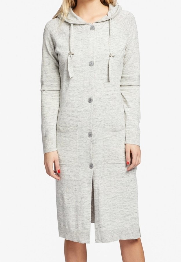 Femme portant un cardigan boutonné gris clair jusqu'aux genoux, avec une capuche, des manches longues et des poches avant.